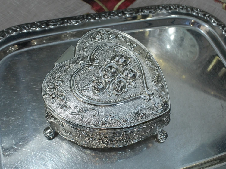 Metalowa szkatułka platerowana srebrem na pierścionki i łańcuszki dla babci