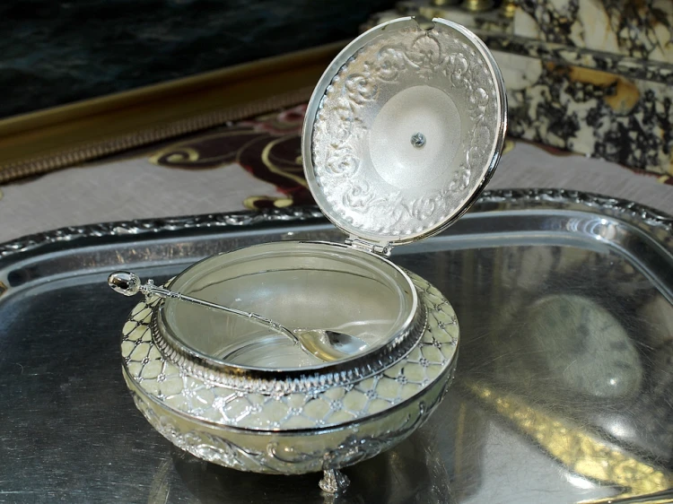 Cukiernica z wkładem szklanym i łyżeczką do eleganckiego serwowania miodu