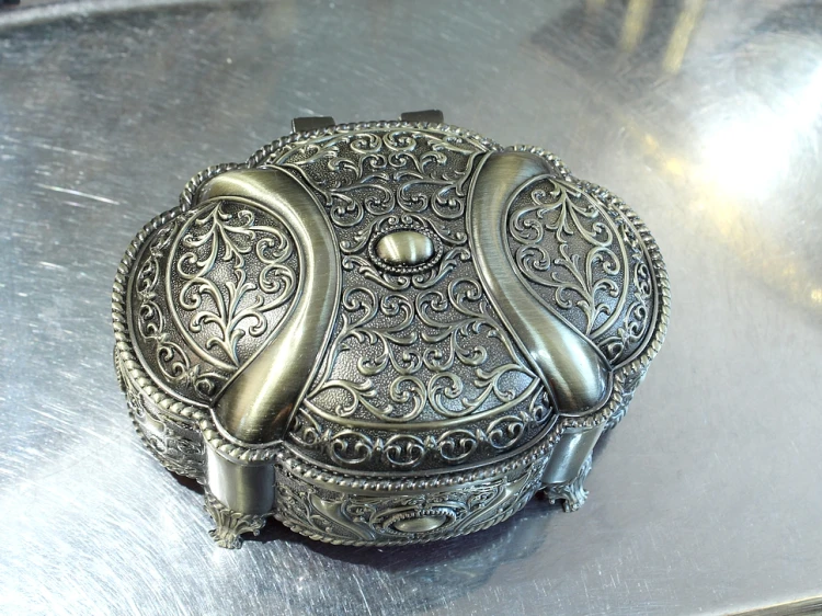 Metalowa szkatułka z bordową wyściółką na elegancki prezent rocznicowy dla kobiety