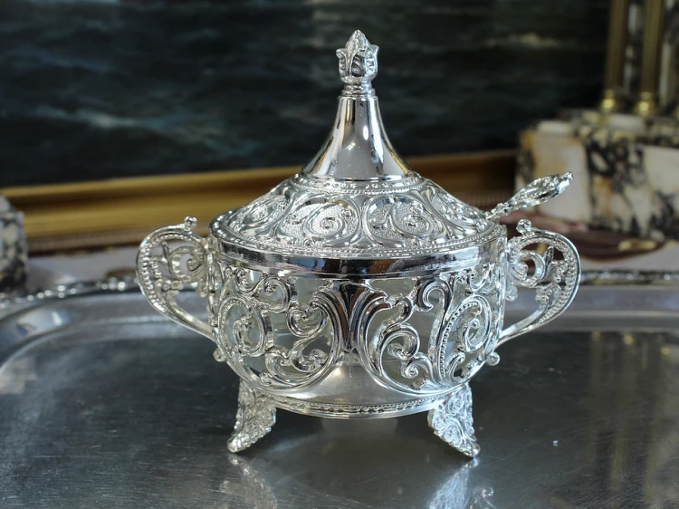 Cukiernica z arabeskowym ornamentem na świąteczny prezent dla mamy i babci