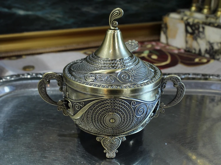 Orientalna cukiernica na nóżkach do salonu jadalni lub eleganckiej kuchni