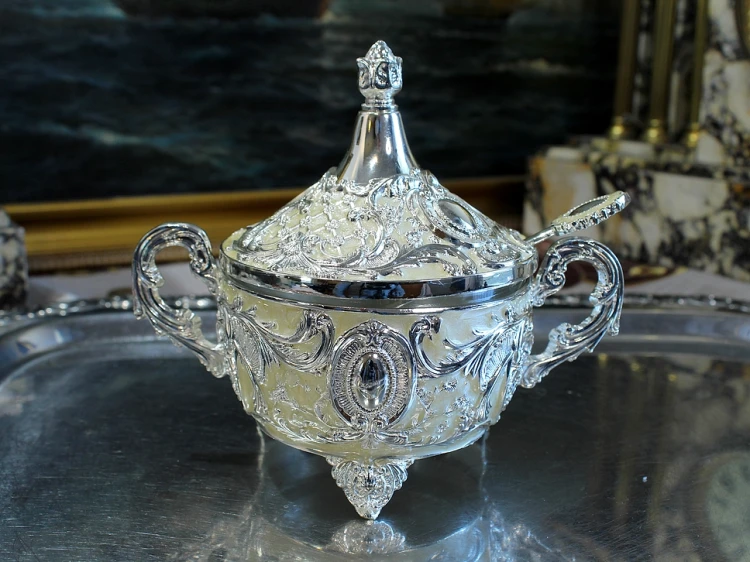 Cukierniczka z pokrywką i szklanym wkładem do eleganckiego podawania cukru