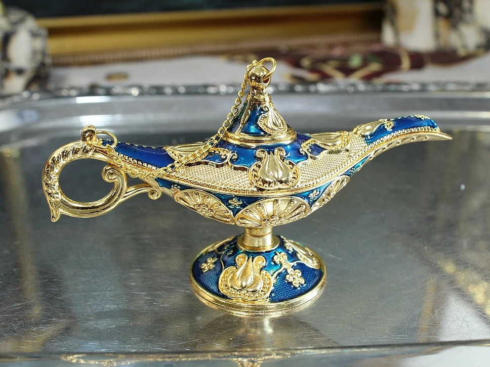 Lampa Alladyna z otwartym miejscem na dżina dla fanów baśniowych historii