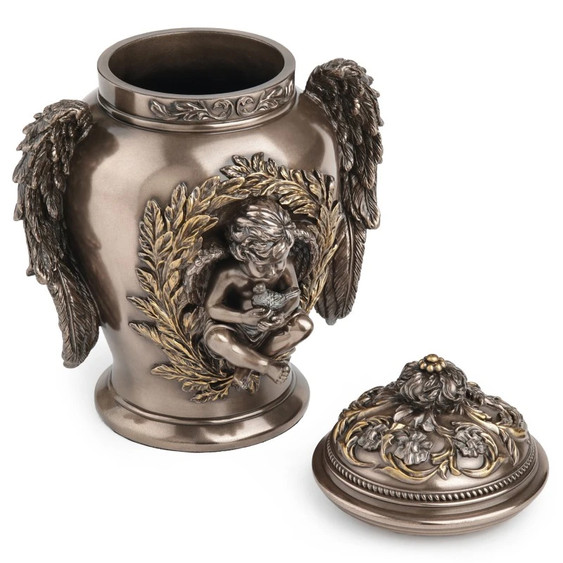 Elegancka urna Veronese z figurą anioła, złoconymi liśćmi oraz bogato ornamentowaną pokrywą