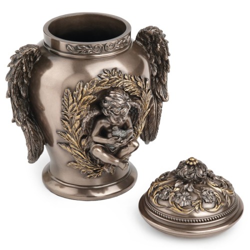 Elegancka urna Veronese z figurą anioła, złoconymi liśćmi oraz bogato ornamentowaną pokrywą