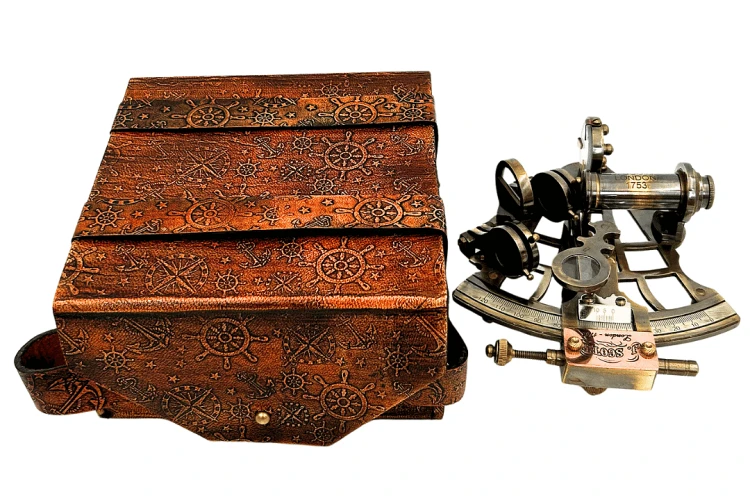 piekny-sekstant-mosiezny-retro-w-skorzanym-etui (4).png