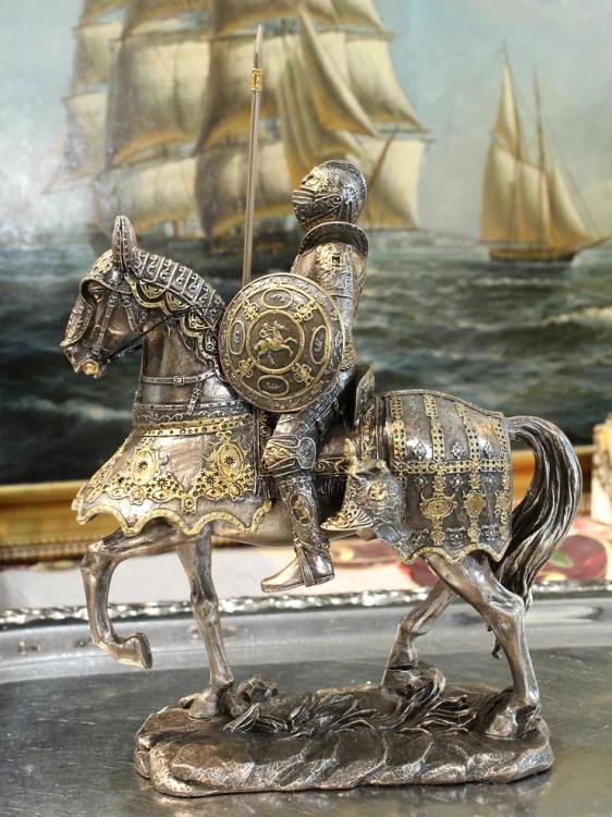 Bogato zdobiona figurka średniowiecznego rycerza na koniu dla miłośnika historii, militariów i rycerstwa.