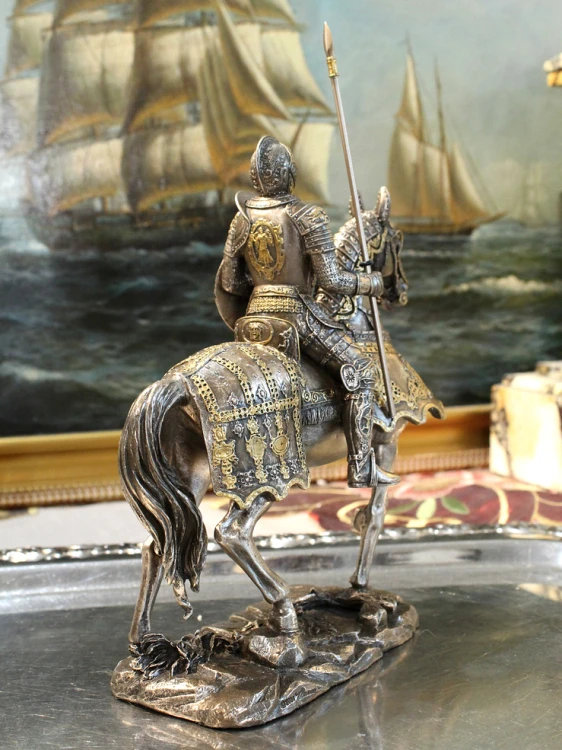 Rycerz na koniu w pełnej zbroi z ozdobnymi detalami, elegancka figurka do klasycznego wnętrza i gabinetu.