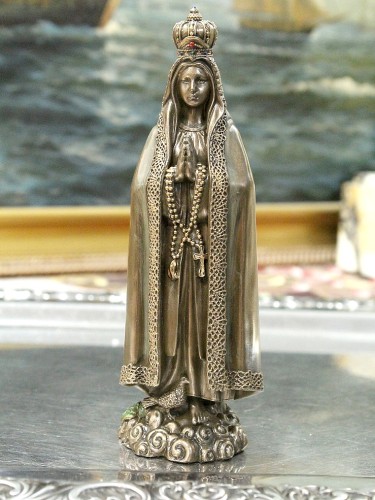 Matka Boża Fatimska w koronie z różańcem, elegancka figurka sakralna do domu, kapliczki lub na prezent religijny.
