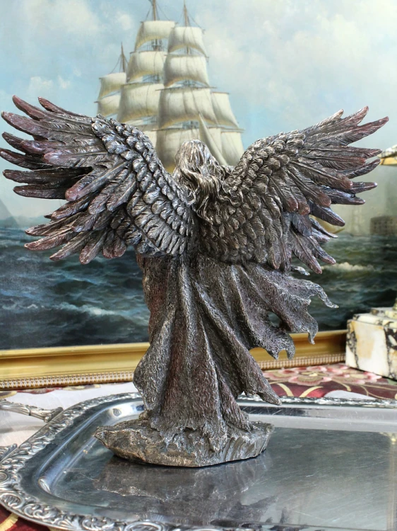 Serafin z mieczem i szeroko rozłożonymi skrzydłami, oryginalna figurka dla fana symboliki i sztuki fantasy.