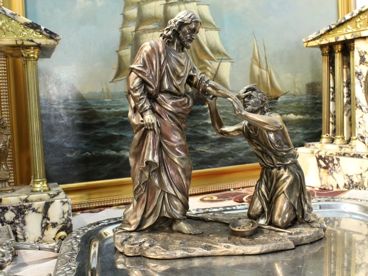 Religijna figurka przedstawiająca cud uzdrowienia niewidomego, odpowiednia na prezent dla bliskiej osoby wierzącej.