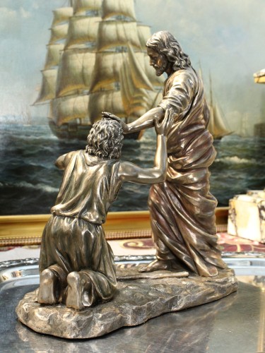 Jezus uzdrawiający niewidomego, poruszająca figurka religijna o symbolicznym i pełnym nadziei charakterze.