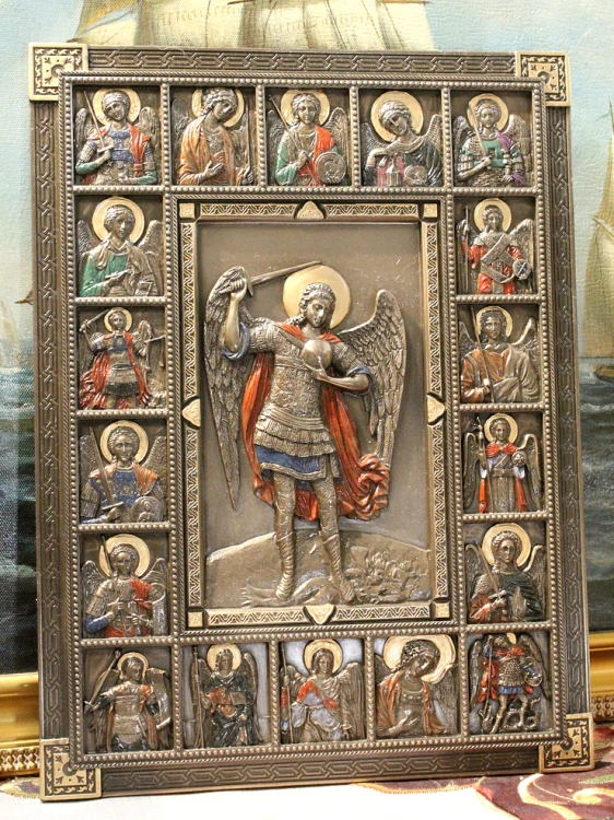 Reliefowa ikona Archanioła Michała z mieczem i aureolą, elegancka dekoracja religijna do kaplicy i kancelarii.