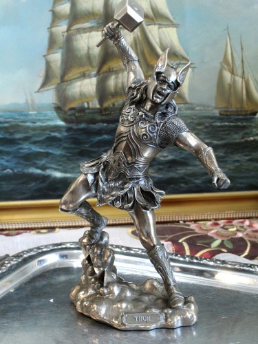 Thor bóg piorunów z uniesionym młotem, dynamiczna figurka inspirowana mitologią nordycką i legendami Wikingów.
