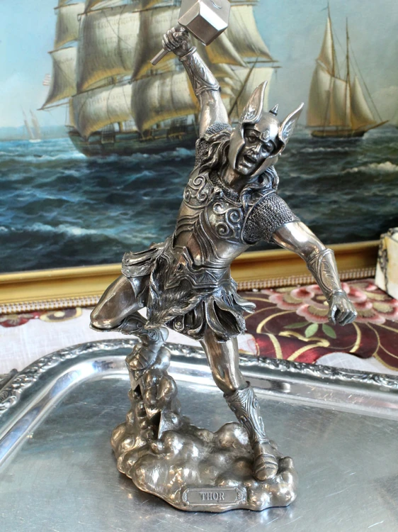 Thor z potężnym młotem i hełmem, wyrazista figurka do gabinetu, kolekcji lub pokoju fana nordyckich legend.