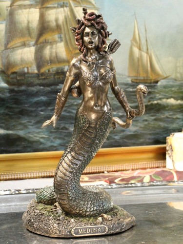 Meduza jako kobieta wąż z wężowymi włosami, oryginalna figurka dla fana mitologii greckiej i fantasy.