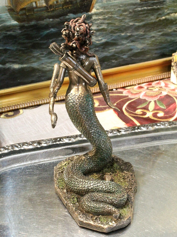 Meduza z wężami zamiast włosów, starannie wykonana figurka dla miłośnika mitologii, fantasy i antyku.