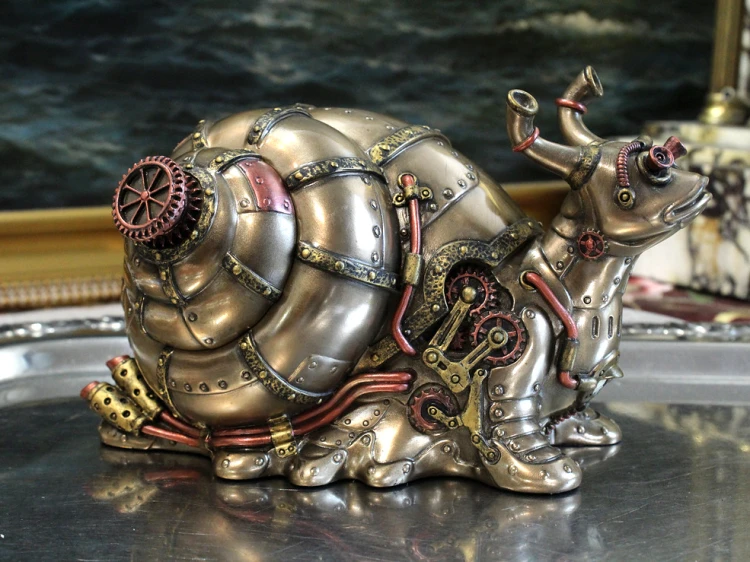 Mechaniczny ślimak w stylu steampunk z kołami zębatymi i rurkami, efektowna dekoracja do gabinetu lub kolekcji.