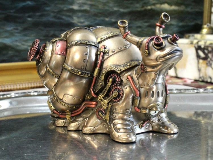 Figurka ślimaka steampunk z metalicznym pancerzem i ozdobnymi mechanizmami, oryginalny prezent dla fana fantasy.