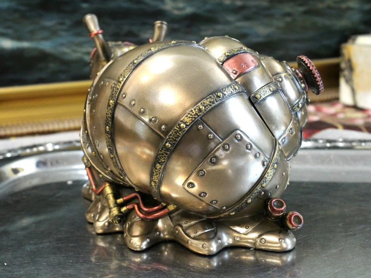 Ślimak mechaniczny w stylu retrofuturystycznym, bogato zdobiona figurka dla miłośnika steampunku i nietypowych ozdób.