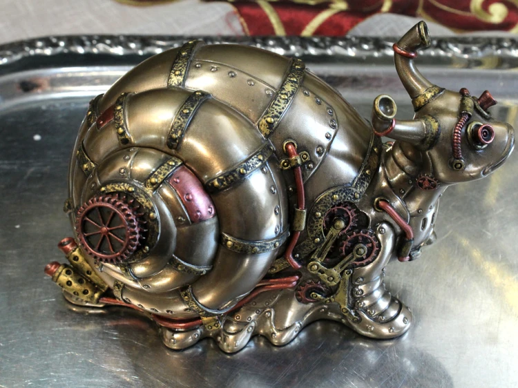 Dekoracyjny ślimak steampunk z kołami zębatymi, przewodami i metalizowanym wykończeniem, efektowny dodatek do wnętrza.