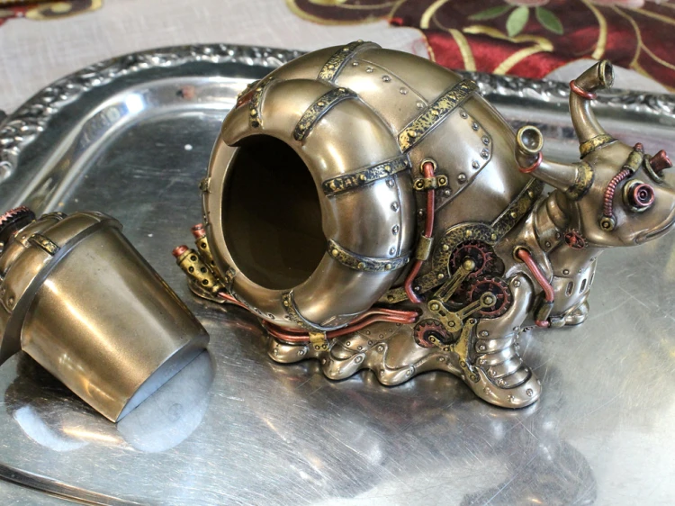 Figurka mechanicznego ślimaka z otwieraną skorupą, ciekawy schowek na drobiazgi i prezent dla fana stylu steampunk.