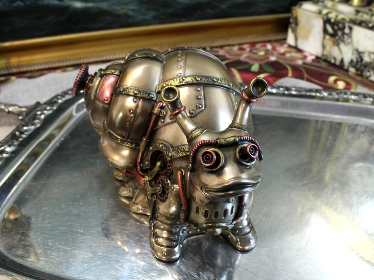 Steampunkowy ślimak z ozdobnym pancerzem i detalami przypominającymi maszyny, oryginalna dekoracja do gabinetu.
