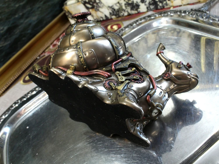 Fantazyjny ślimak mechaniczny z metalicznymi detalami, efektowna figurka dla kolekcjonera i miłośnika retrofuturyzmu.