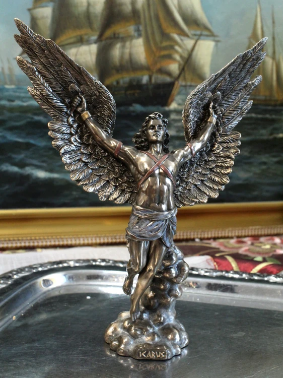 Figurka Ikara z rozpostartymi skrzydłami, efektowna dekoracja inspirowana mitologią grecką i marzeniem o locie.