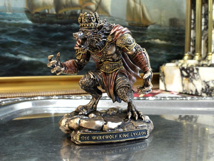 Figurka wilkołaka Likaona z koroną i płaszczem, oryginalna dekoracja dla miłośnika fantasy i antycznych mitów.