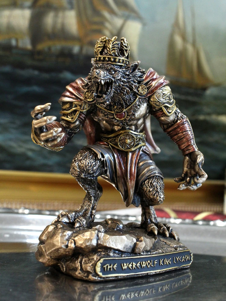 Figurka Likaona króla wilkołaków w zbroi i koronie, nietypowy prezent dla miłośnika mitologii i legend.