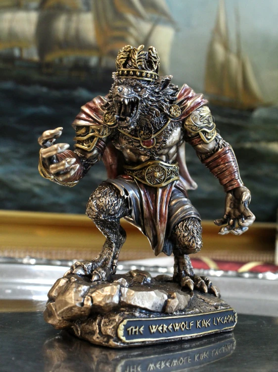 Figurka Likaona króla wilkołaków w zbroi i koronie, nietypowy prezent dla miłośnika mitologii i legend.