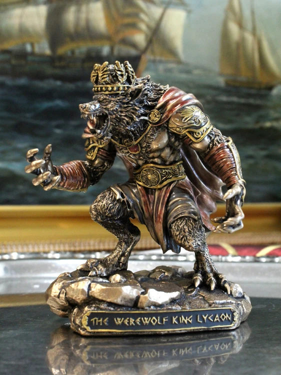 Wilkołak Likaon w królewskiej koronie, bogato zdobiona figurka dla kolekcjonera fantasy i pasjonata mitów.