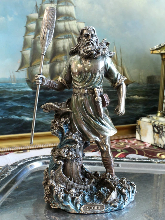Figurka Njorda Veronese z wiosłem i łodzią na prezent dla żeglarza, marynarza i miłośnika mitologii nordyckiej