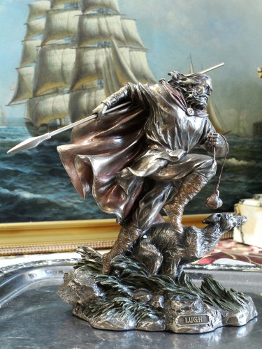 Rzeźba celtyckiego boga Lugha z włócznią i psem jako prezent dla kolekcjonera mitologii, fantasy i historii