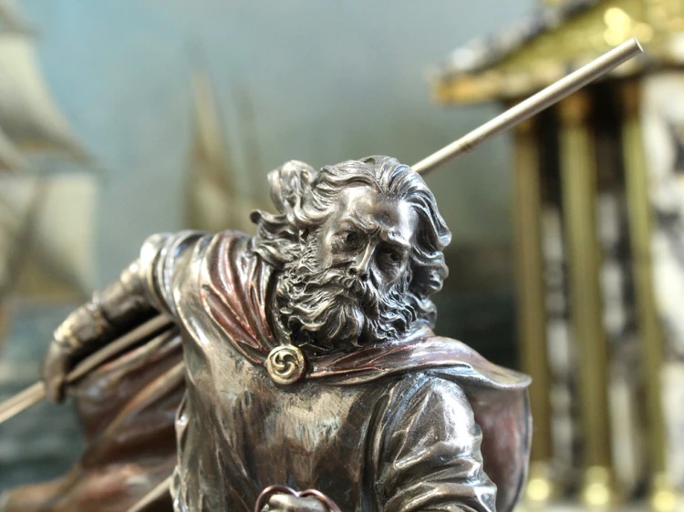 Figurka Lugha w ruchu z długą włócznią i psem u boku, oryginalny prezent dla fana Celtów i mitologii celtyckiej.