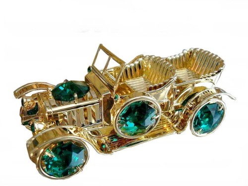 Pozłacany samochód retro Crystocraft z zielonymi kryształami Swarovski, elegancka miniatura kolekcjonerska.