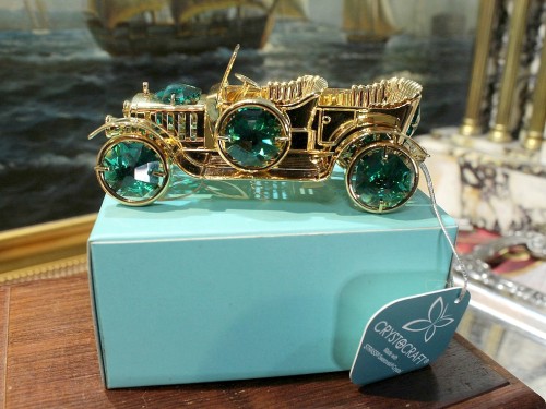 Miniatura zabytkowego auta Crystocraft z kryształami Swarovski, efektowny prezent dla miłośnika motoryzacji.