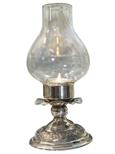 Posrebrzany lampion świecowy ze szklanym kloszem i dekoracyjną podstawą, utrzymany w eleganckim stylu retro.