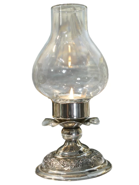 Posrebrzany lampion świecowy ze szklanym kloszem i dekoracyjną podstawą, utrzymany w eleganckim stylu retro.