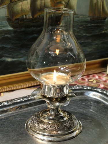 Klasyczny świecznik ze szklanym kloszem inspirowany dawnymi lampami olejowymi i eleganckim wystrojem retro.