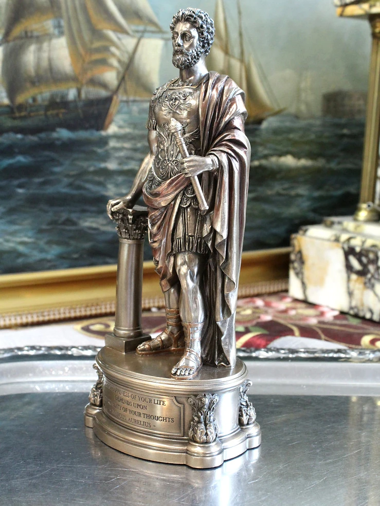 Monumentalna figurka cesarza Marka Aureliusza na zdobionej podstawie, idealna do klasycznego wnętrza. .jpg