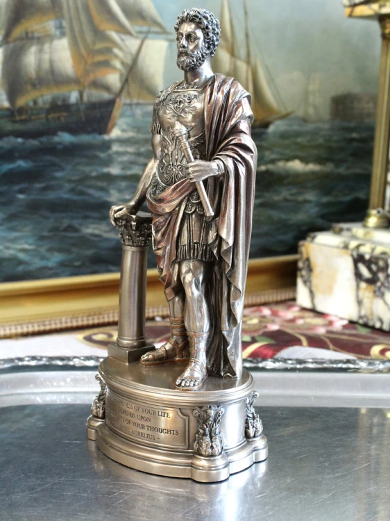 Monumentalna figurka cesarza Marka Aureliusza na zdobionej podstawie, idealna do klasycznego wnętrza. .jpg