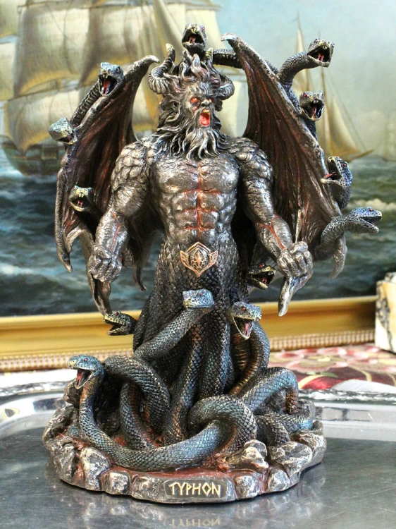 Tyfon z mitologii greckiej w efektownej formie, otoczony wężami i skrzydłami, pełen mrocznego charakteru.