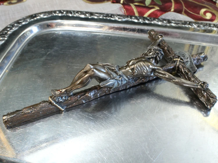 Krucyfiks ukrzyżowanego Chrystusa z tabliczką INRI na komunię, bierzmowanie lub jubileusz małżeński