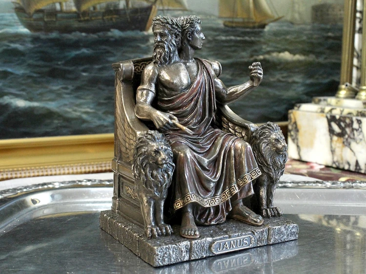 Figurka Janusa, rzymskiego boga, na tronie z lwami – efektowna dekoracja inspirowana mitologią antyczną.
