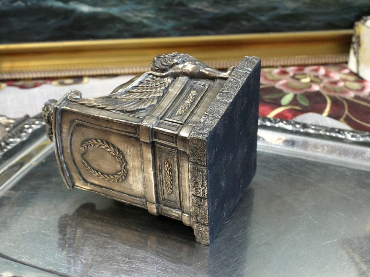 Figurka Janusa z motywem lwów i tronu, idealna do gabinetu, biblioteki lub kolekcji inspirowanej starożytnością.