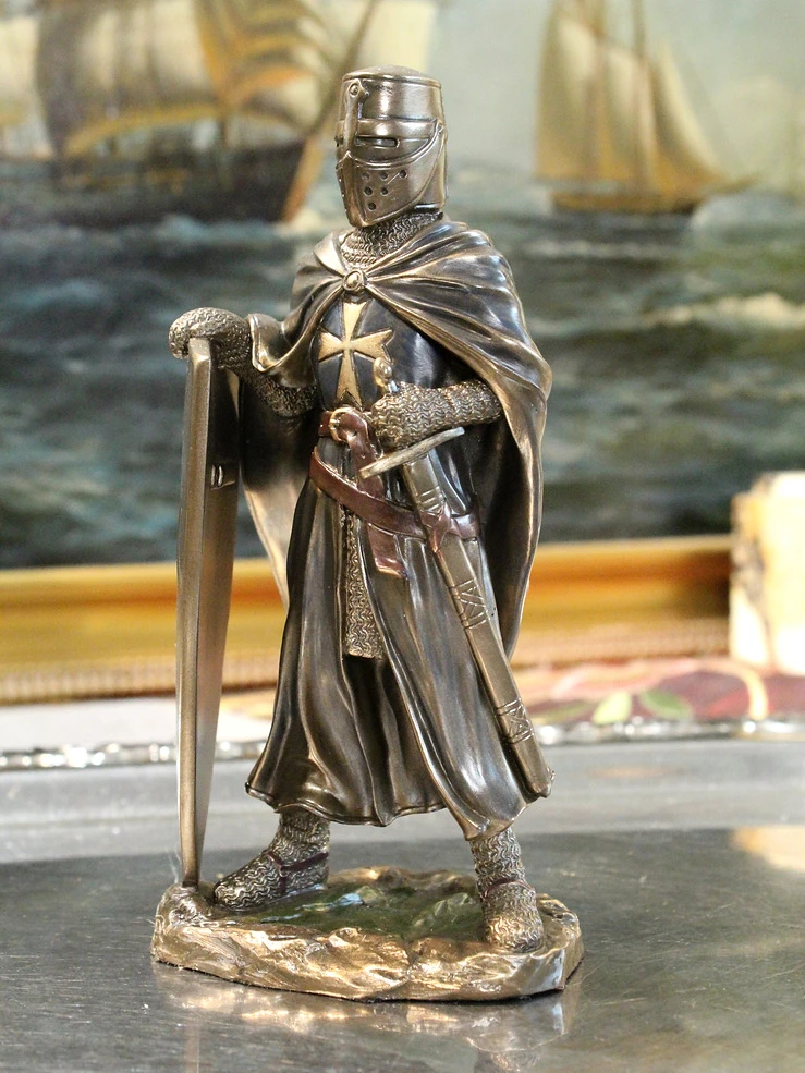 Kolekcjonerska statuetka rycerza joannity dla pasjonata historii, krucjat i dawnych zakonów rycerskich