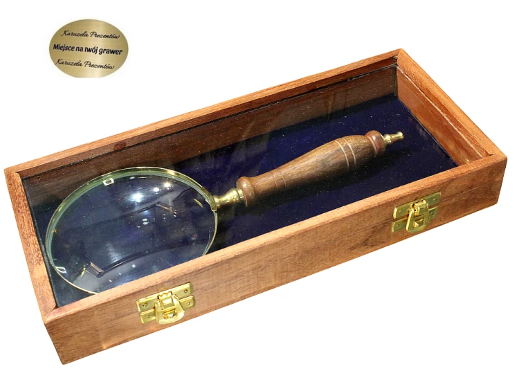 Klasyczna lupa gabinetowa z drewnianą rączką i mosiężnymi detalami, umieszczona w eleganckim drewnianym etui.