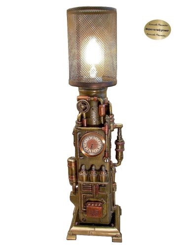 Steampunkowa lampa z zegarem przypomina fantastyczną maszynę parową z powieści przygodowej.